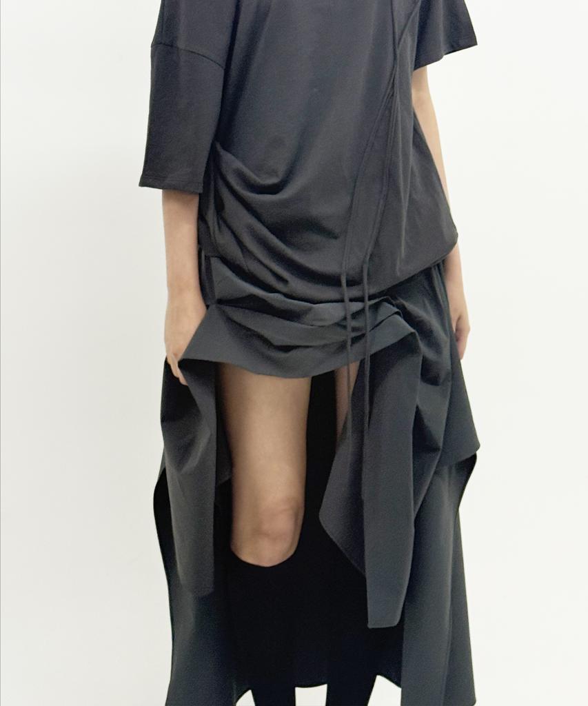 Jeongdo Mullet Tuck Skirt. Charcoal