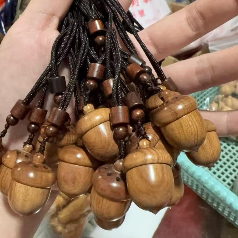 Přívěsek klíčenka Žalud a šiška z červeného santalového dřeva s otevíratelnou lahvičkou na přání