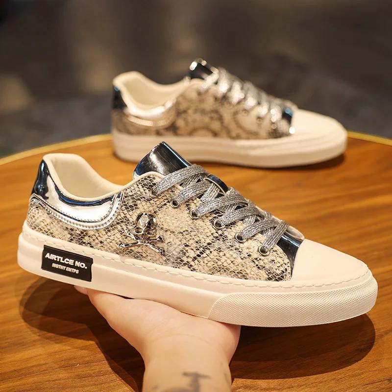 

Европейские новые туфли для мужчин Кожаные повседневные туфли Роскошные плоские туфли для скейтбординга с черепами из змеиной кожи Кроссовки для уличных трендов 44 серебряный