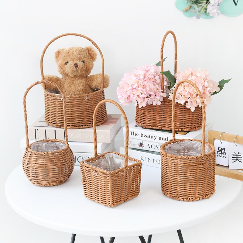 Handheld Woven Rattan Basket: Ideal for Flowers, Fruit, Gifts, Storage, and Souvenirs - Perfect for Flower Shops and Children's Day Celebrations.