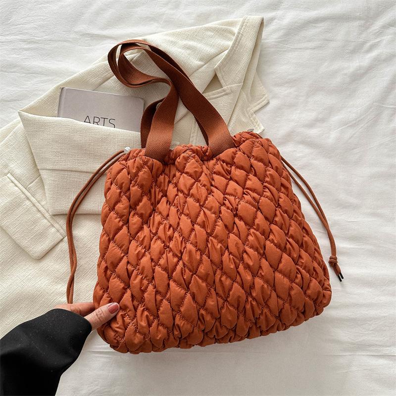 

Сумка осень и зима новая сумка-облако плиссированная сумка повседневная личность легкая большая вместимость сумка-тоут бриллиантовая сумка-мессенджер