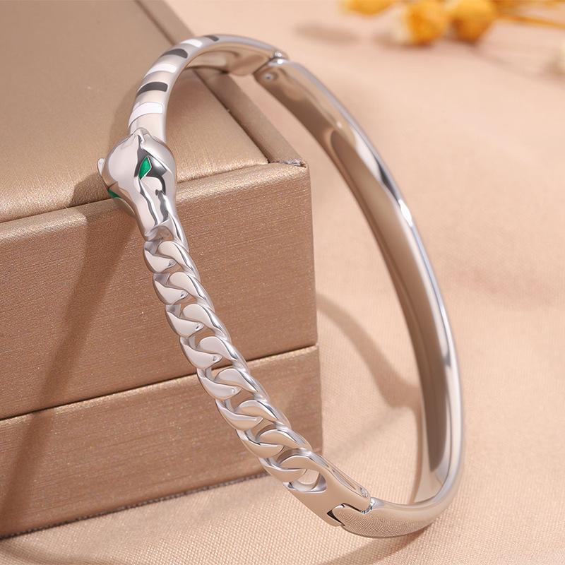 Hot-selling titanium steel bracelet, girls' high-end sense of fashion, popular light luxury in Europe and the United States, Gypsy star love diamond
