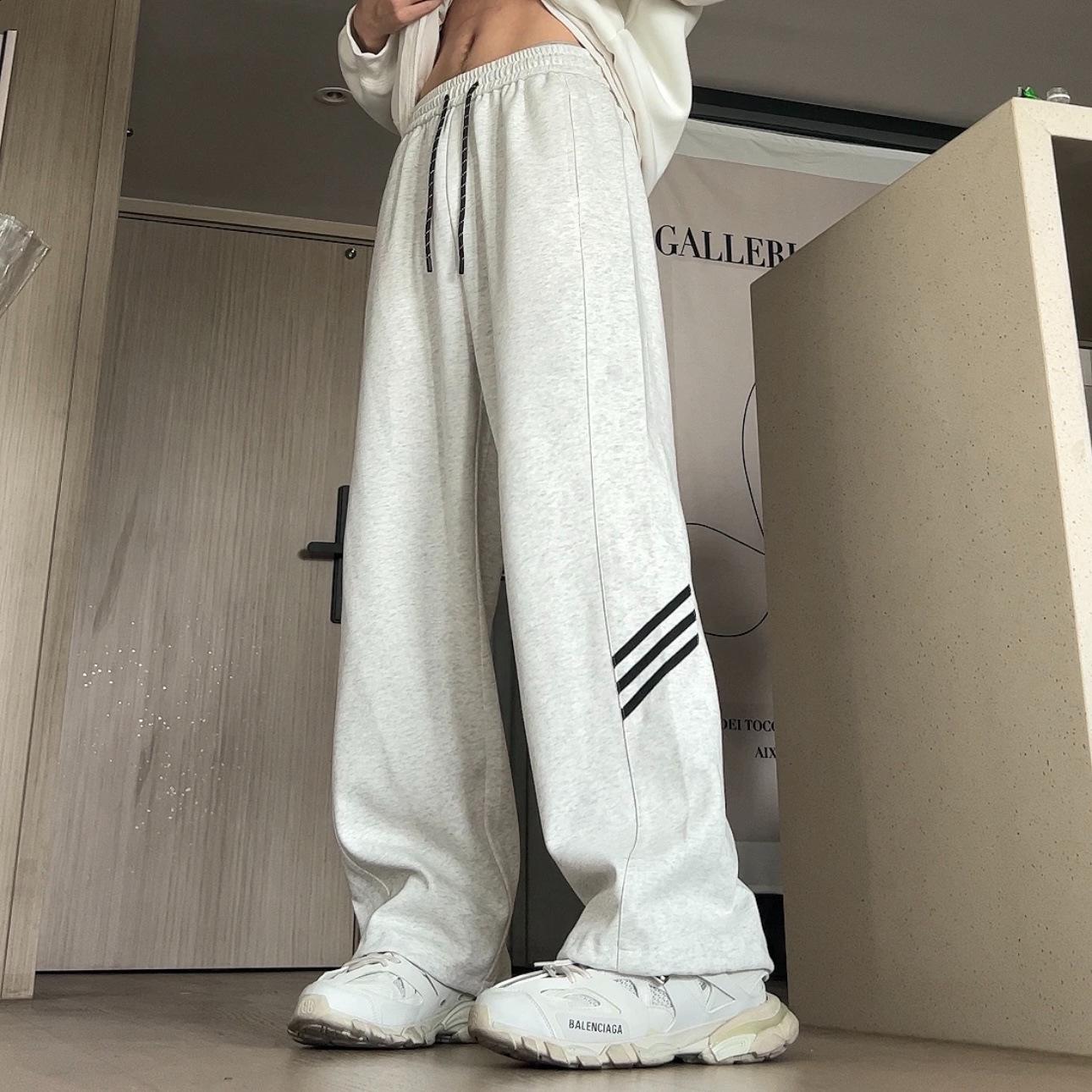 

Women s Gray Cuffed Straight-Leg Sweatpants with Drawstring – Striped & Versatile for Autumn S (up to 47 kg) сірий колір