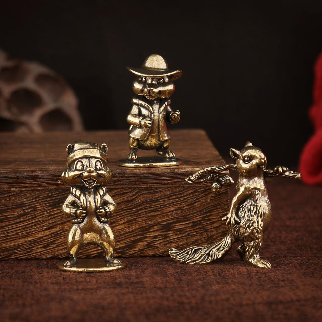 Miniatur-Tierfiguren aus Messing Niedliche Eichhörnchen-Statue Kleines Ornament Retro Heim Schreibtischdekoration DIY Schlüsselanhänger Hängezubehör