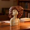 Ragazza con Capelli Ricci Castani Statuetta Header Busto in Resina Scultura per Camera da Letto Soggiorno Ufficio Casa Scrivania Mensola Decorazione