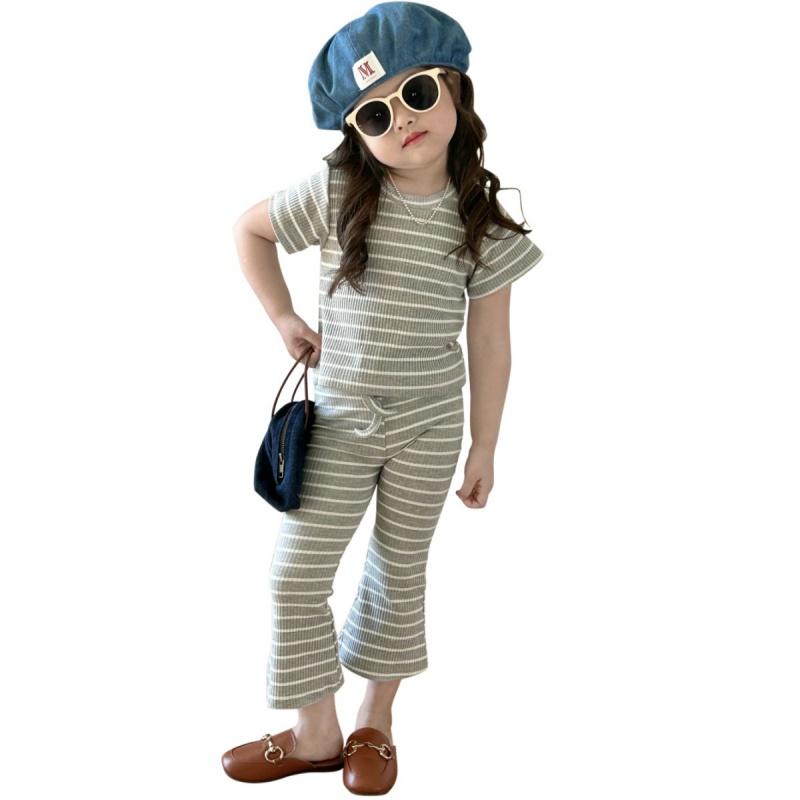 Полосатая футболка с короткими рукавами для девочек и слегка расклешенные брюки. Летняя — фото 8