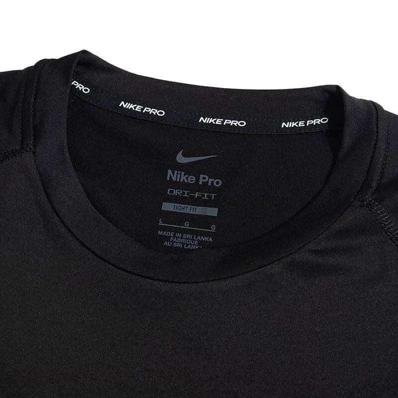 Nike Americké Vintage Ležérní Tričko s Kulatým Výstřihem a Krátkým Rukávem s Spuštěnými Rameny a Potiskem Loga Pánské Topy Černé FB7933-010