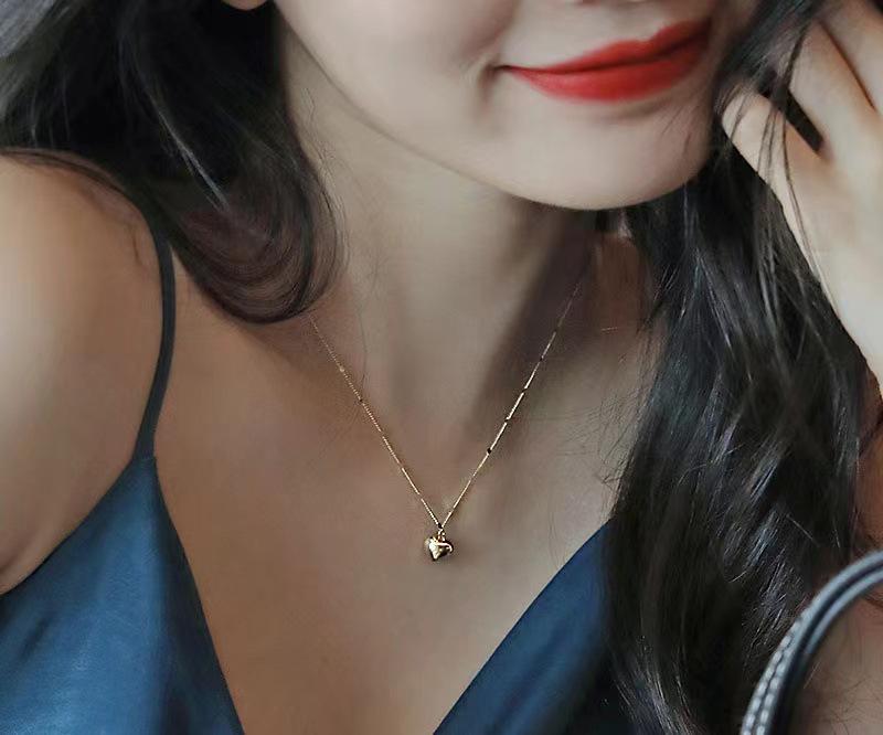 Elegant Peach Heart Necklace for Women - 2024 New Arrival, Light Luxury Clavicle Chain with Niche Design.