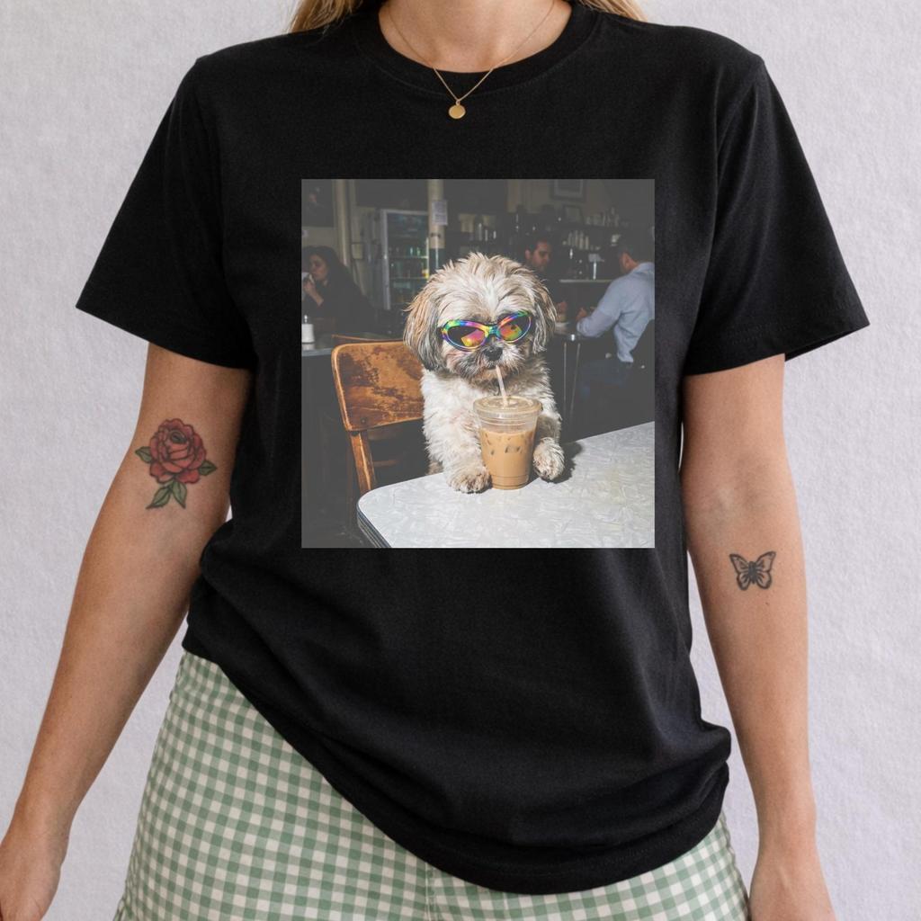 Maglietta Shih Tzu Caffè – Cane con Occhiali da Sole Arcobaleno, Maglietta per Amanti del Caffè Freddo