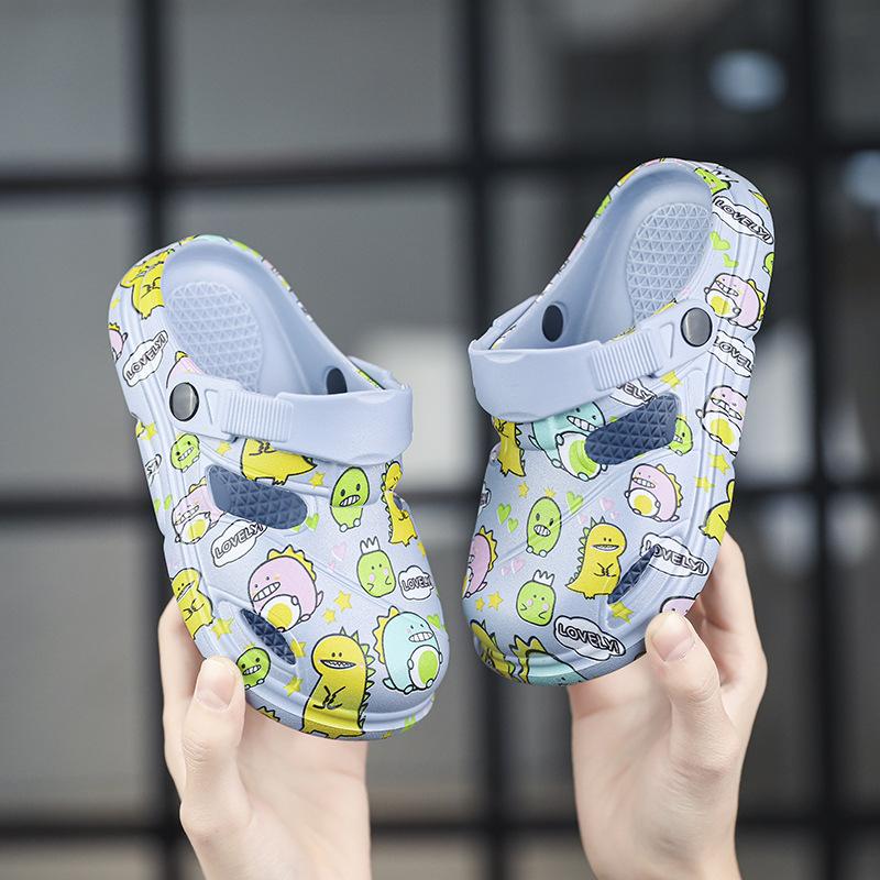 Летние новые мужские и женские шлепанцы с закрытым носком нескользящие милые и прочные мультяшные домашние уличные граффити пляжные дырчатые туфли 24-25 inner length 17cm 2399₽