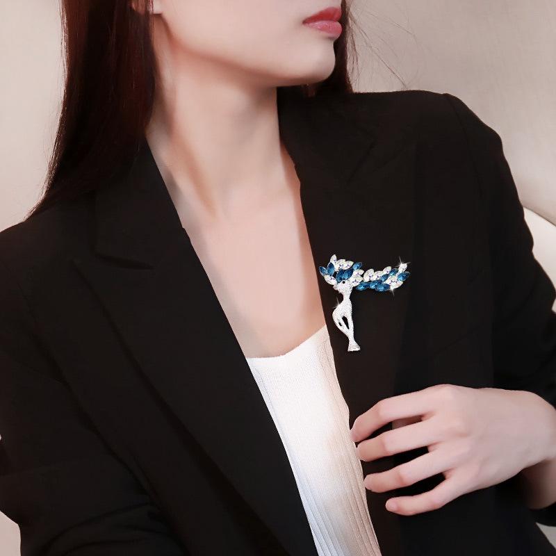 A Deer with You Brooch for Women: Simple and Versatile Crystal Deer Brooch with A Unique Design Sense