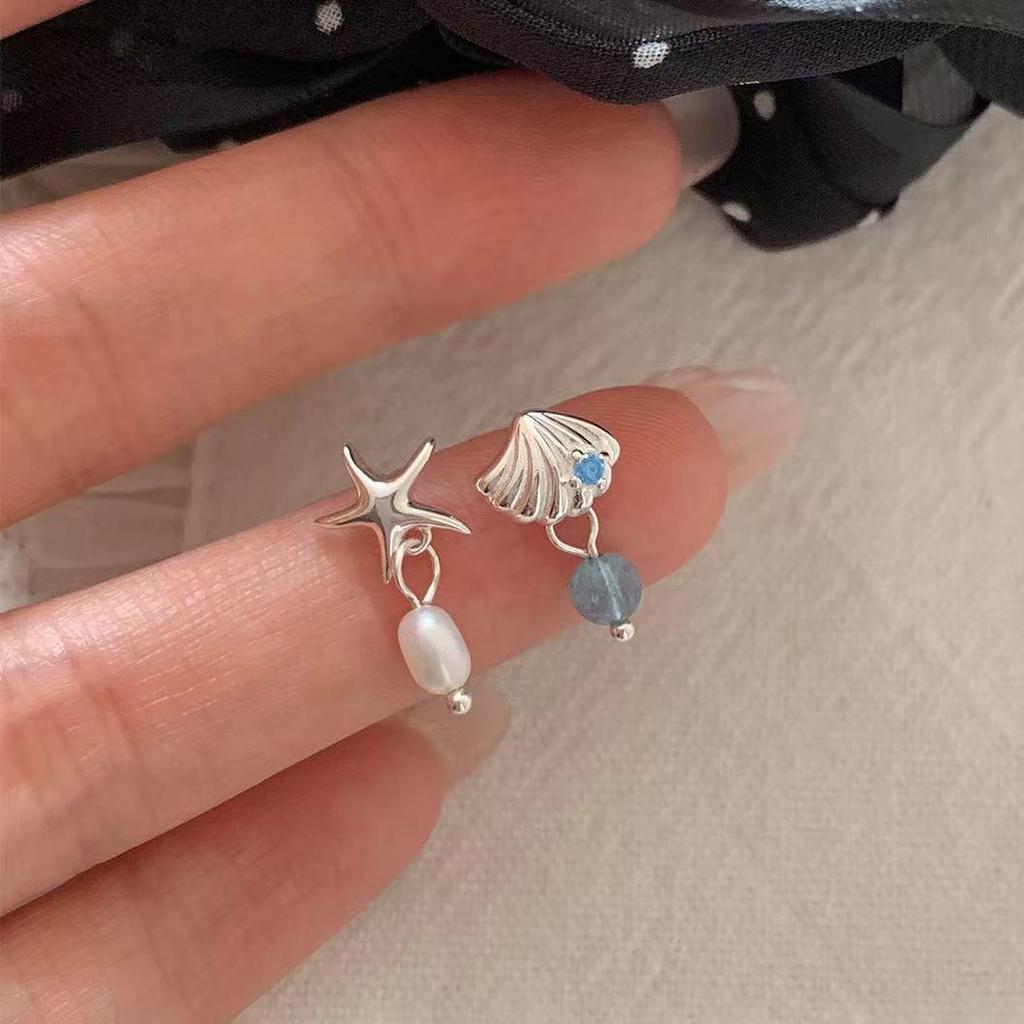 Асимметричные серьги-гвоздики  Морская звезда и ракушка  - Элегантный дизайн высокого класса, универсальный модный аксессуар