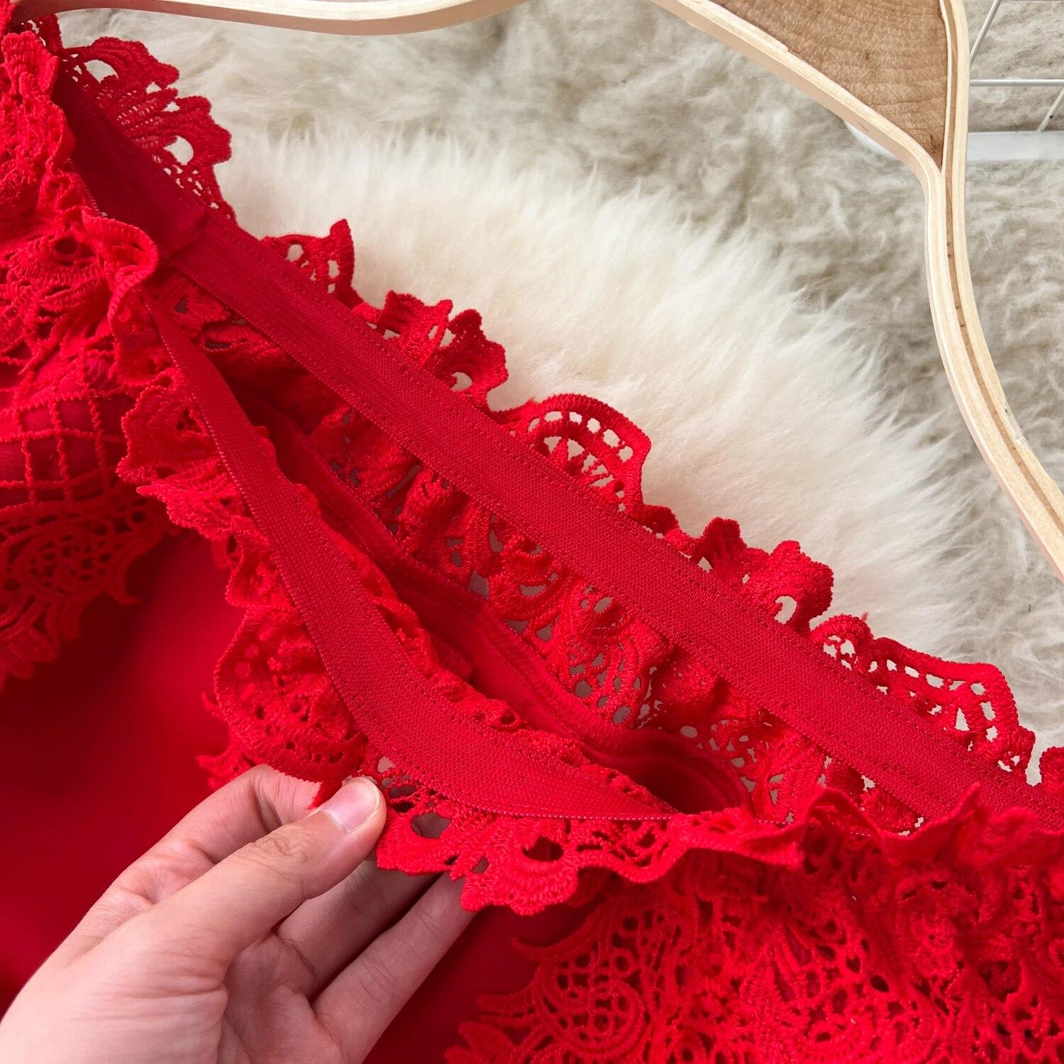 Элегантное сексуальное кружевное платье с высокой талией и рюшами и разрезом на шее — фото 9