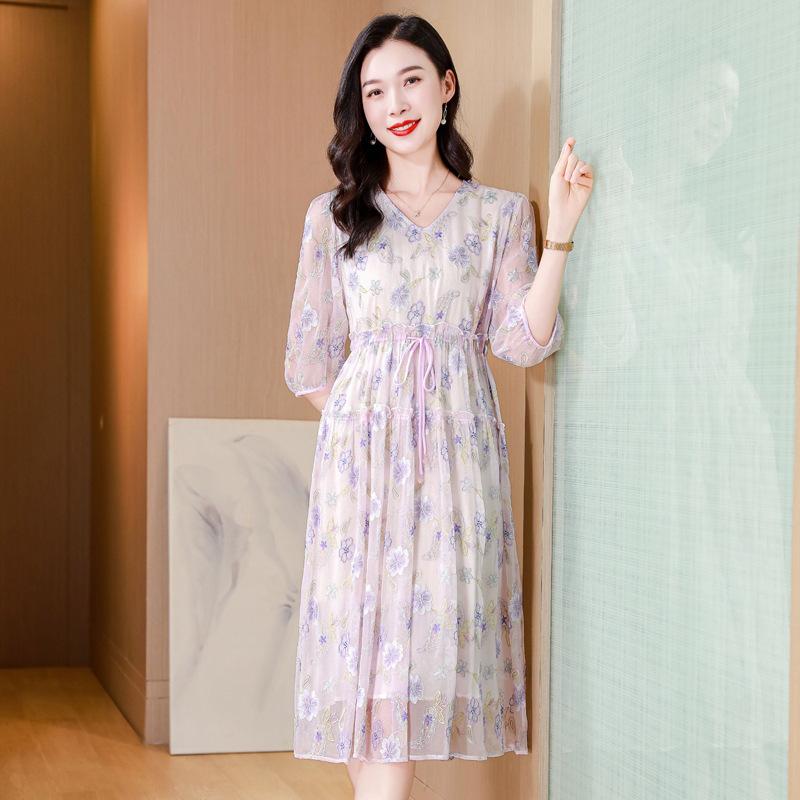 

Летнее новое платье из шелка с V-образным вырезом, шнуровкой, элегантным темпераментом, универсальное, модное, с вышивкой на юбке XXL розовый