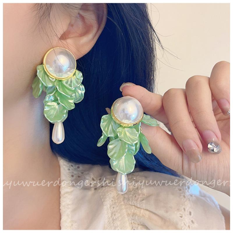 

Water drop pearl petal fringed earrings French elegance earrings Super fairy fashion light luxury long stud earrings зелений