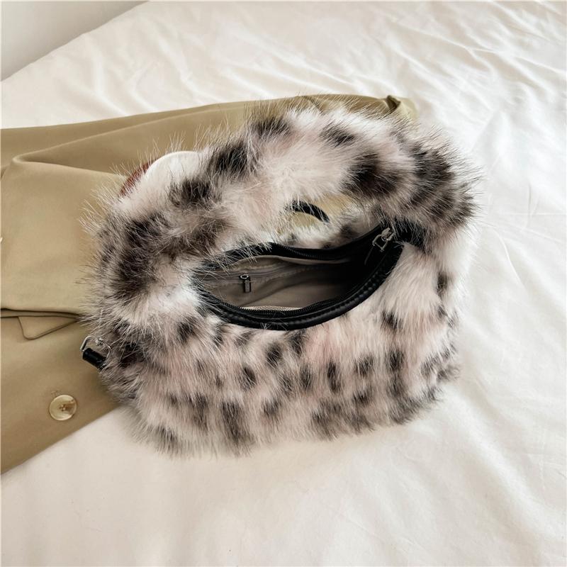 Winter Faux Fur Shoulder Bag for Women Trendy Fuzzy Handbags Plush Crossbody Bag Fluffy Tote Bag Furry Handle Mobile Phone Bag