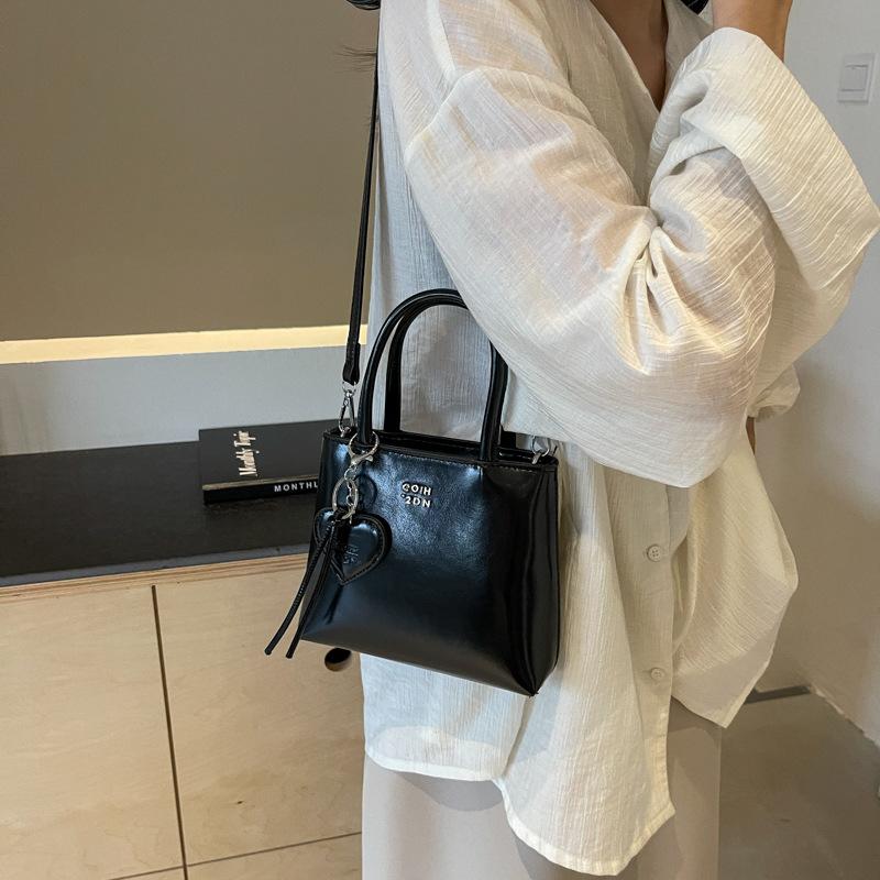 Niche design popular bag women's 2025 new summer handbag popular fashion shoulder messenger commuter bag