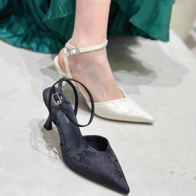 

Guofeng one-word buckle with bag head sandals women s thin heels 2025 summer French temperament printed pointed empty high heels 40 белый