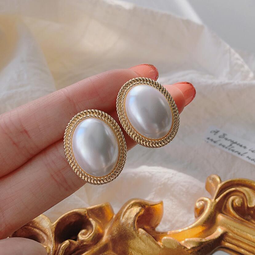 New Retro French Sweet Pearl Temperament Drop Earrings Fashion Black White Beads Senior Simplicity Women Hot Earrings Jewelry