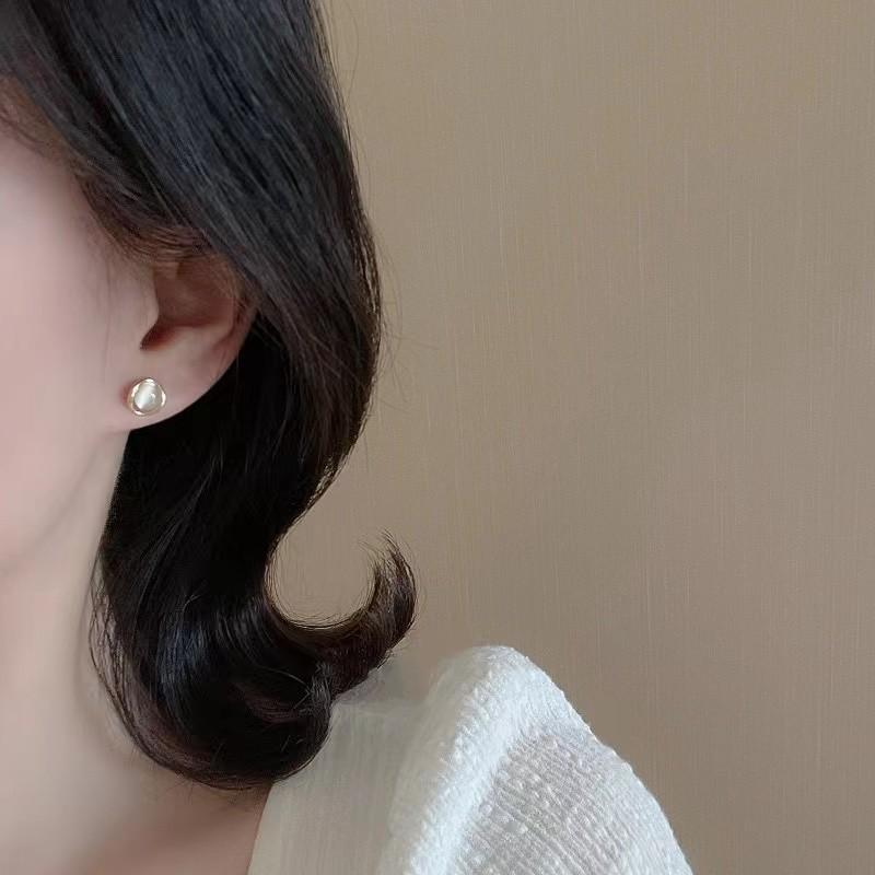In-Stock Korean Cat's Eye Stud Earrings for Women, Light Luxury, High-End Feel, Sleep-Friendly Piercing Earrings