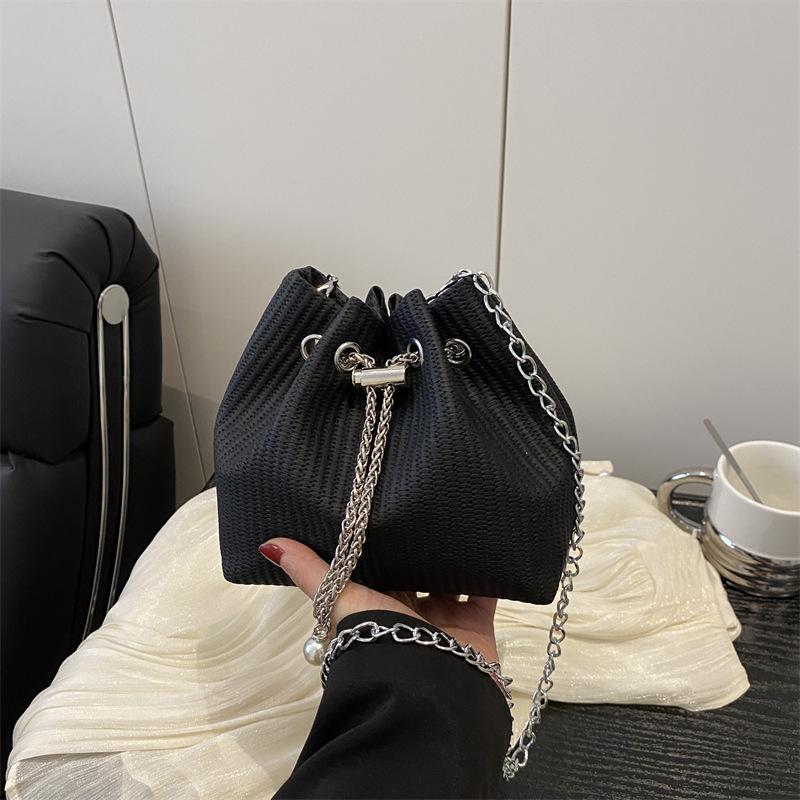 ins super fire drawstring bucket bag women's 2025 new niche design shoulder messenger bag versatile chain bag bag