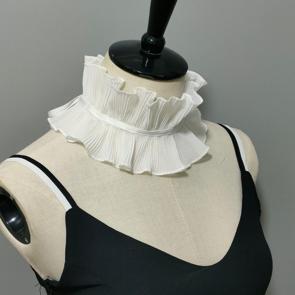 Hofstil, Orgelfalten, kleiner Halskrausen-Kragenriemen, falsche Kragenleistung