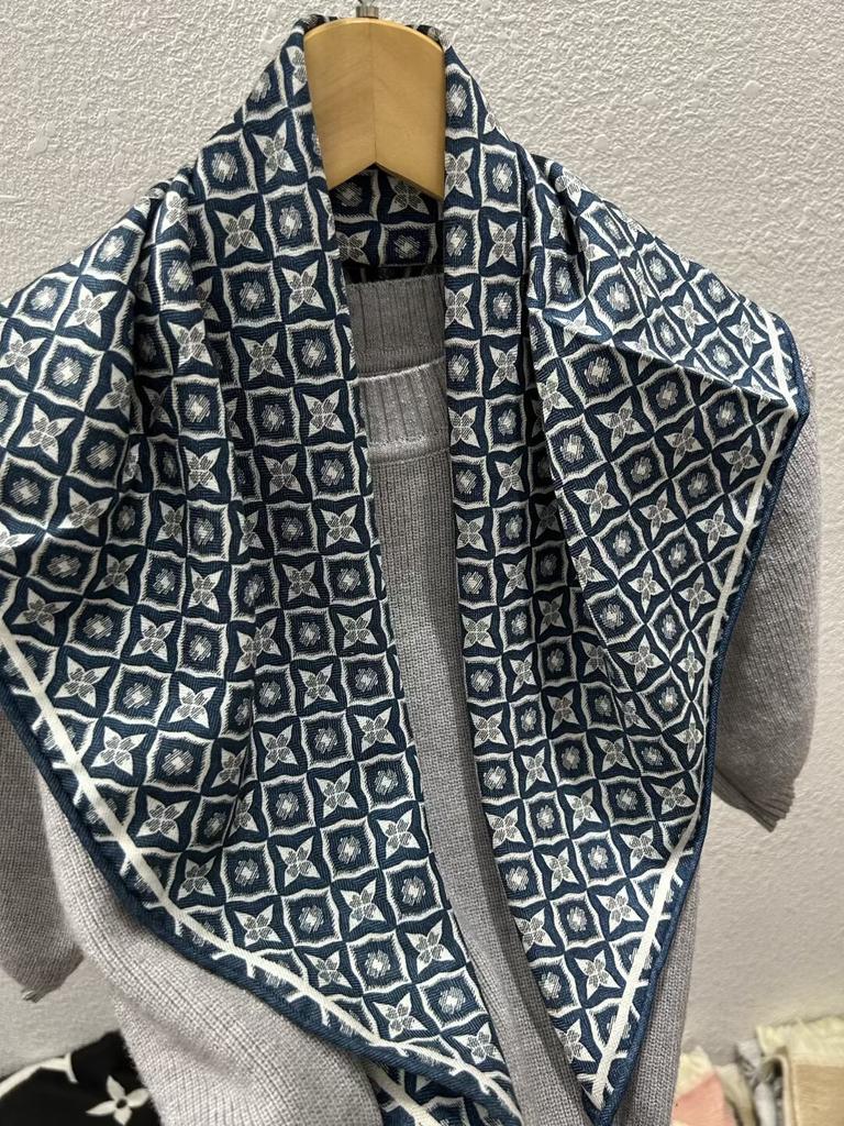 Double-Sided Silk Wool Scarf Women'S Autumn And Winter Silk Wool 70 Square Scarf Warm Dual-Purpose Women'S Versatile Temperament Air Conditioner Neck