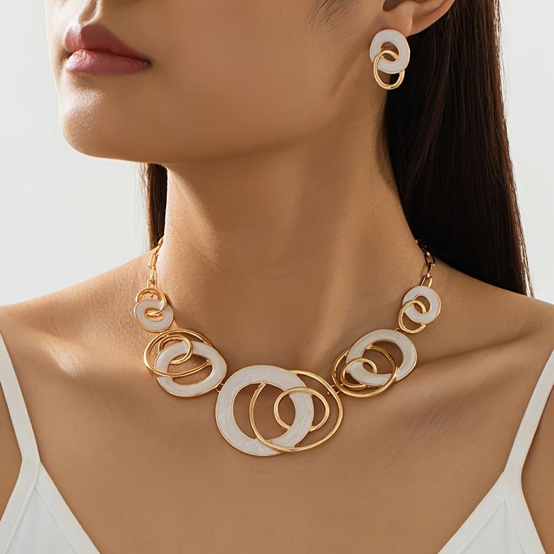 

Модные украшения для женщин белый