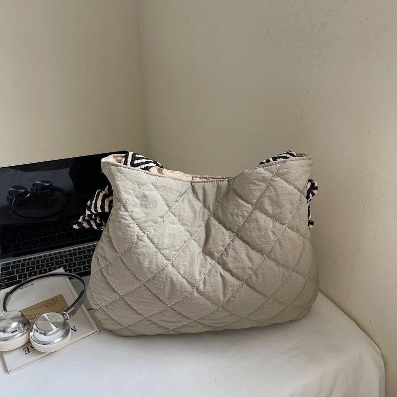 2025 autumn new fashionable large-capacity shoulder bag, diamond checkered bread suit bag, women's casual versatile tote bag