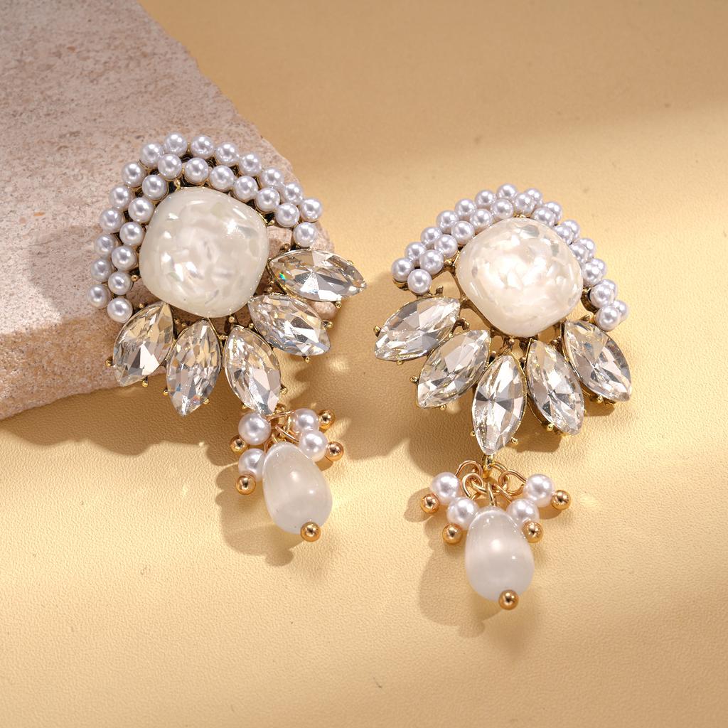 Diamond-encrusted resin imitation pearl geometric rhombus silver needle earrings fashionable and elegant temperament light luxury earrings