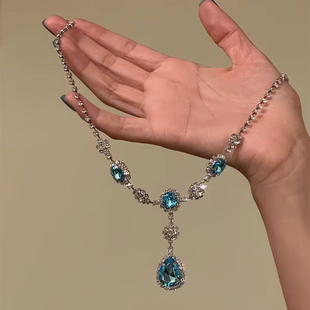 

Синее ожерелье с цирконом в виде капли воды, дающее ощущение холода, женское, легкое, роскошное, с темпераментом, с ощущением продвинутости, цепочка до ключицы, в стиле принцессы, атмосферное ожерелье