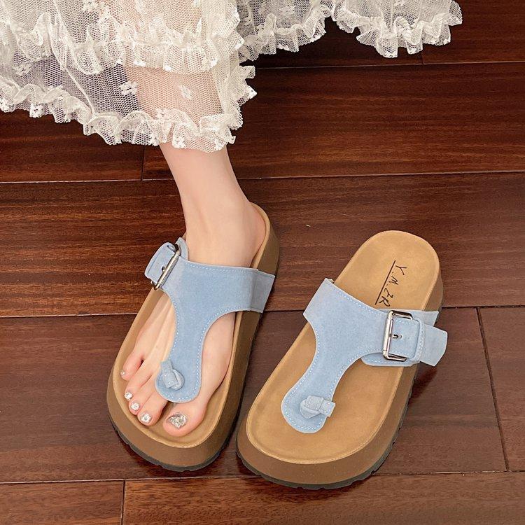 Koreansk version av nischade platåtofflor med klämma dam 2025 vår nya mode flip-flops strandsandaler