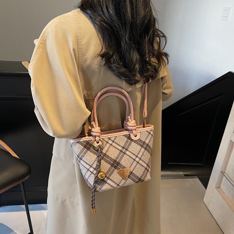 Retro new design light luxury fashionable portable bucket bag versatile high sense women commuter messenger bag