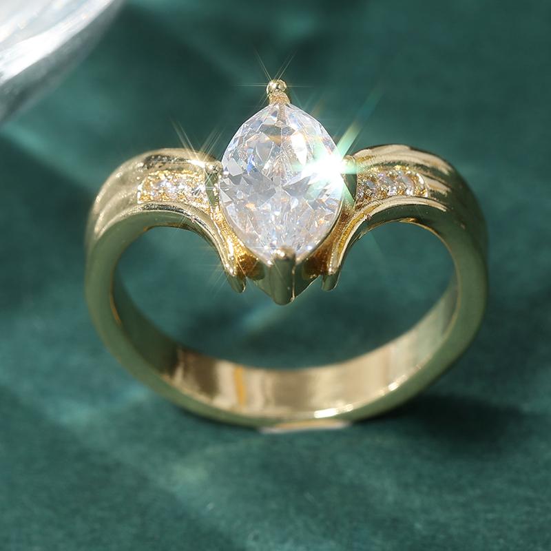 Modischer Ring für Damen in Goldfarbe mit weißen Zirkonia-Einlagen, handgeschnitztes Muster, täglicher Schmuck, Party-Schmuck