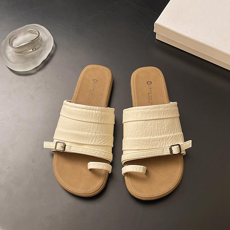 French small fragrant wind cover toe cool slippers female summer wear flat bottom 2025 new fashion fairy word beach slippers