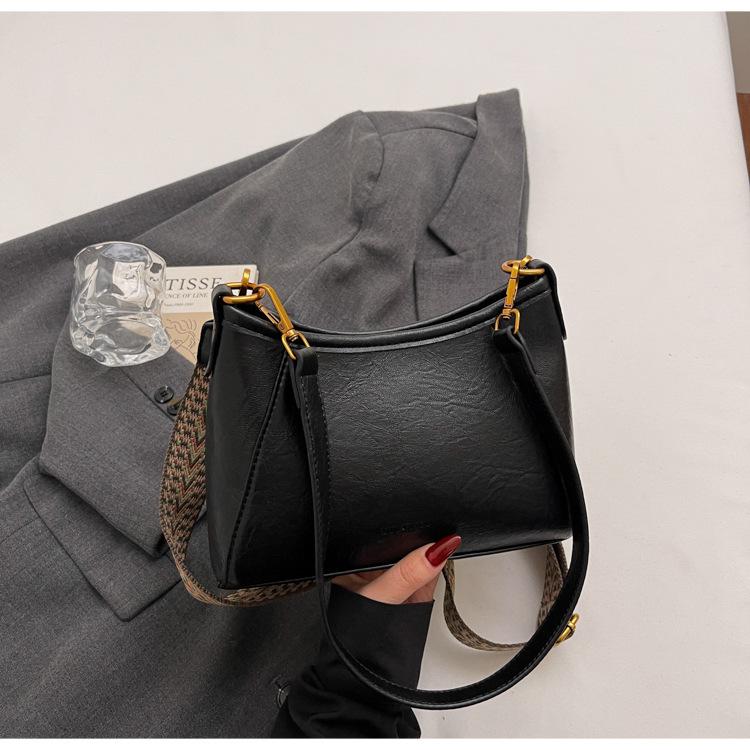 

Stylish and simple shoulder bag women s 2025 autumn and winter new casual solid color portable messenger bag trendy bucket bag