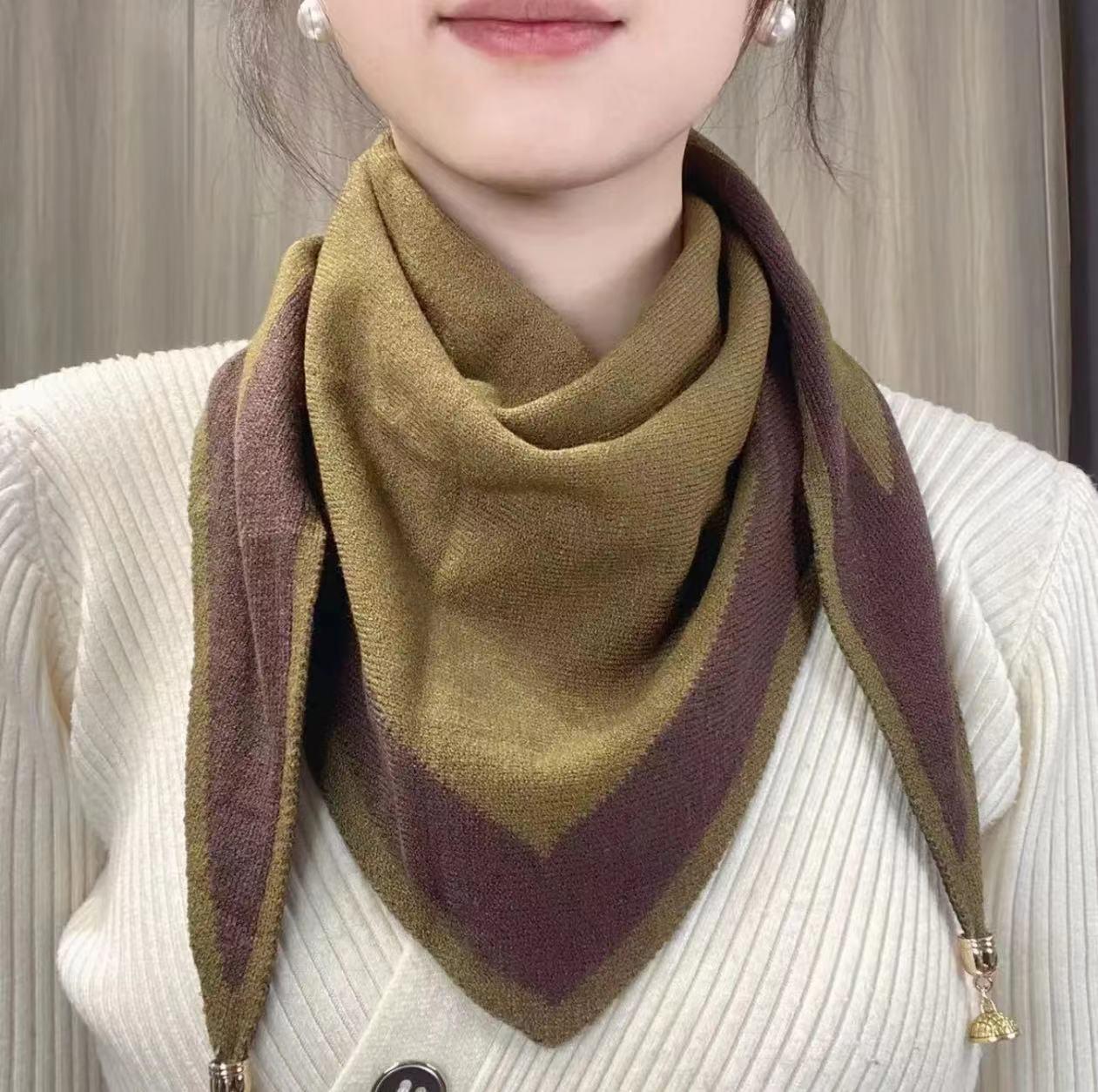 

Двусторонний вязаный треугольный платок и защита шеи на осень/зиму 2023