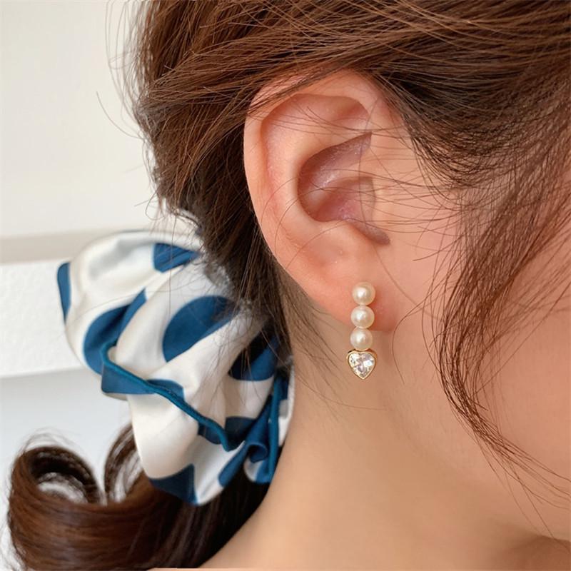 Korean Dongdaemun Pearl Heart Earrings: Unique Design, Light Luxury, Versatile Women's Accessory for Midsummer Temperament.