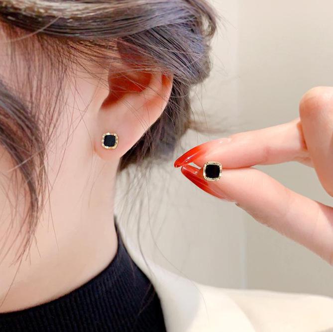 Elegant Black Square Earrings for Women - Minimalist Luxury and Style