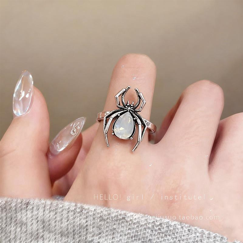 Dunkler Gothic Spinnenring für Damen: Einzigartiges offenes Design für Halloween und Festivals