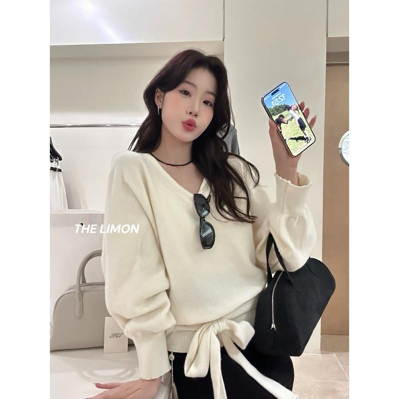 Design bat sleeve knitted sweater base loose light gray apricot new autumn and winter atmosphere collar straps