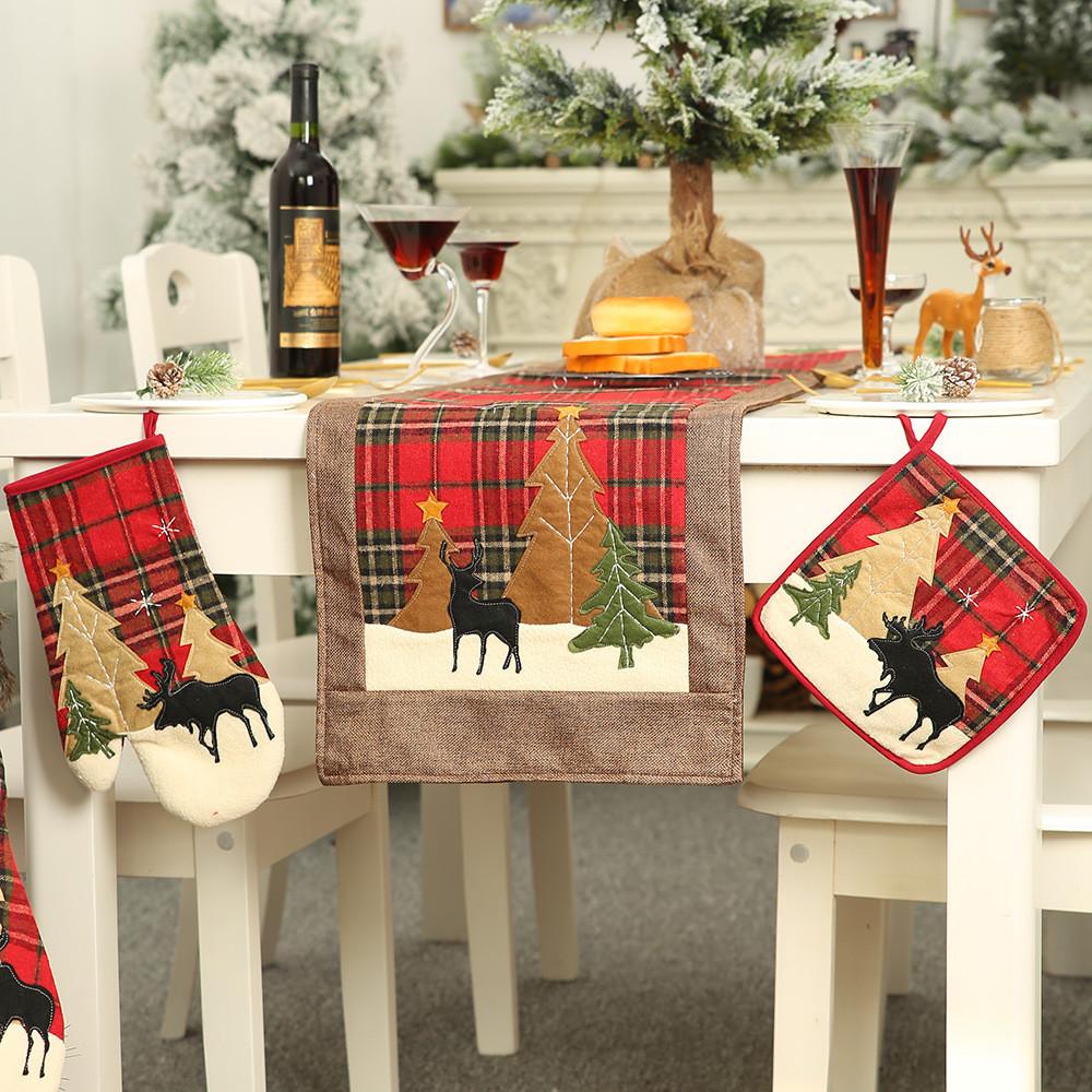 Christmas Themed Plaid Fabric Embroidered Heat Resistant Pot Holders And Gloves For Festive Cooking