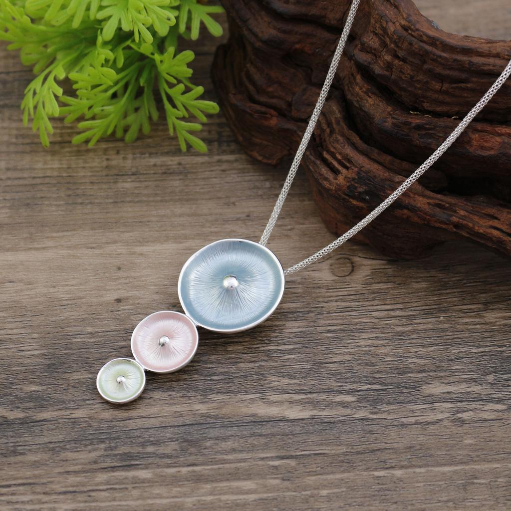 New enamel round flower pendant, women's simple and high-end round petal neck chain