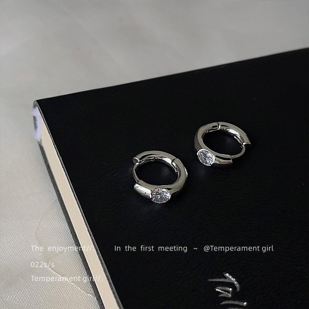 Холодный ветер слегка инкрустированный цирконом глянцевый простой дизайн кольца серьга-гвоздик для通勤者 универсальные серьги