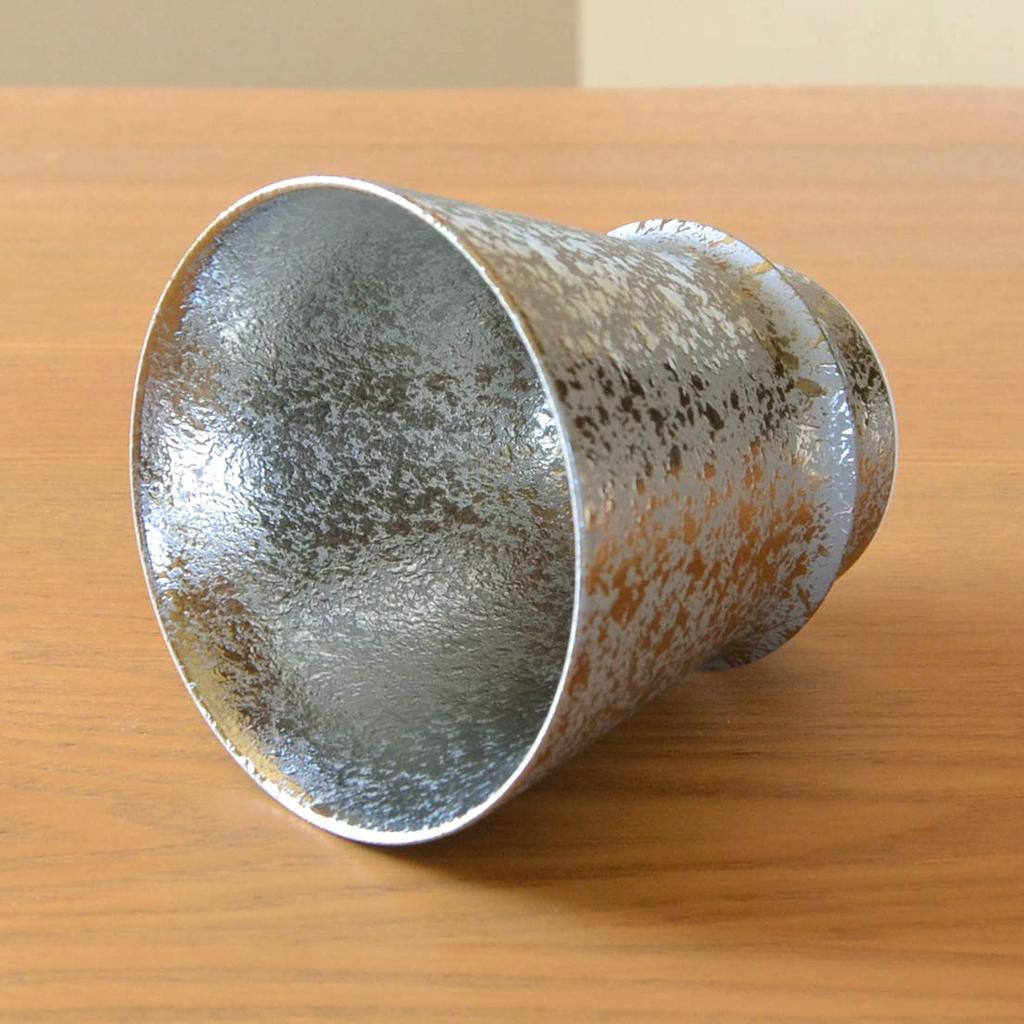 A wooden boxed gift of gratitude for and This Arita ware shochu glass is a perfect parents, grandparents, first-time employees. silver-glazed gift.