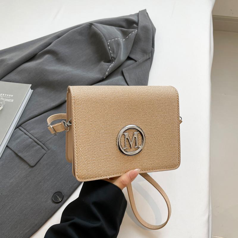 

Сумка кроссбоди 2025 ретро личность женская в иностранном стиле европейская и американская мода нишевый дизайн женская сумка новая на плечо маленькая квадратная сумка хаки