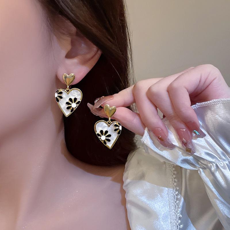 Korean Vintage Flower Heart Stud Earrings For Women Rose Daisy Pattern Enamel Earrings Bridal Wedding Party Fashion Jewelry