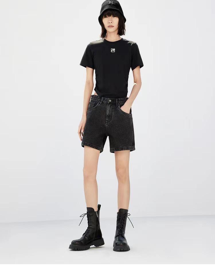 

Женская укороченная футболка MO*CO Весна/Лето 2025 с резиновой нашивкой - Короткий рукав, Круглый вырез, Сборка по изогнутому краю Extra Small чёрный