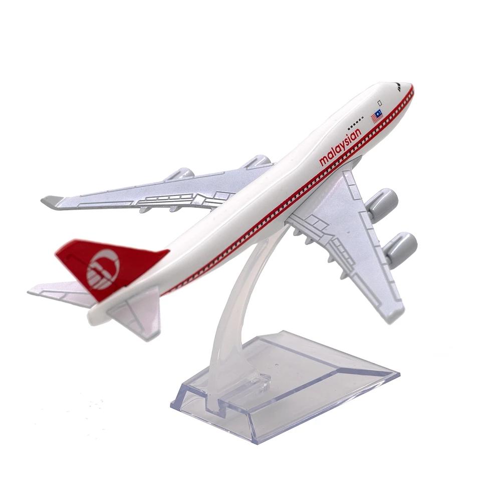 Model Plane Alloy 1:400 Scale 16cm for Air Malaysia Red B747 Airlines Boeing 747 Airways Airplanes W Stand Die-cast Aircraft for