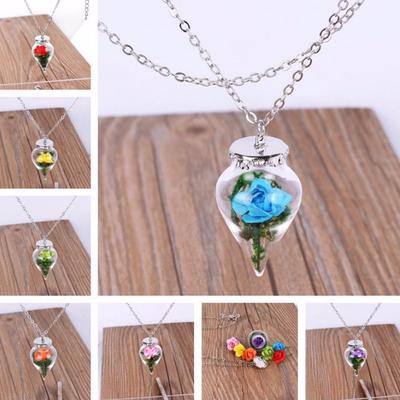 Szklany naszyjnik z suszonych kwiatów na prezent z czerwonej róży